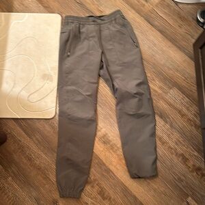 Men’s license to train joggers.